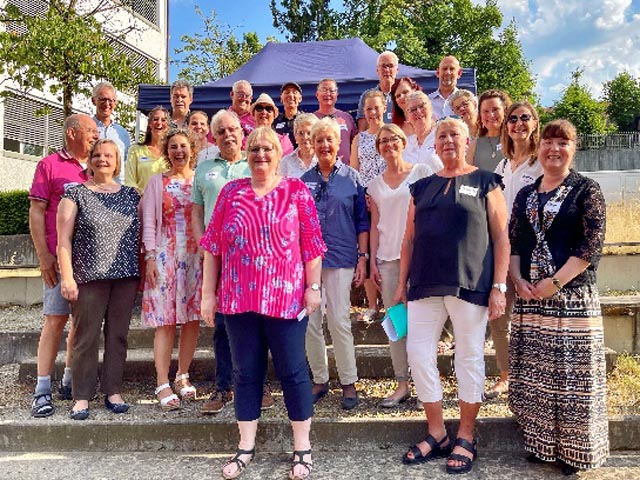 Die freiwilligen Mentor:innen schätzen den Austausch untereinander. Das Sommerfest war 2023 eine der Gelegenheiten, bei denen die Mentor:innen zusammenkamen. Foto: Hana Solenthaler