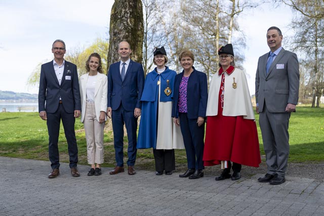 Festakt zum hundertjährigen Bestehen mit Stiftungsratspräsident Kurt Bollmann, Kantonsratspräsidentin des Kantons Luzern Judith Schmutz, Regierungspräsident des Kantons Luzern Fabian Peter, Bundespräsidentin Viola Amherd und Vorsitzender der Institutsleitung Matthias Kestenholz (von links). Foto: © Archiv Vogelwarte.