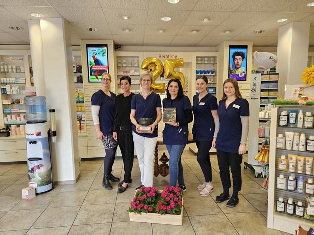 Apothekerin und Inhaberin Dr. Katrin Ellgehausen Forrer (Dritte von links) mit einem Teil des Apothekenteams. Foto: zVg