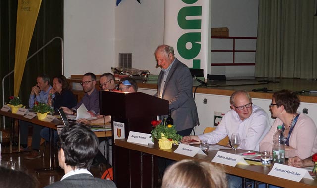 Präsident August Schmid erläutert seinen Bericht. Foto: zVg