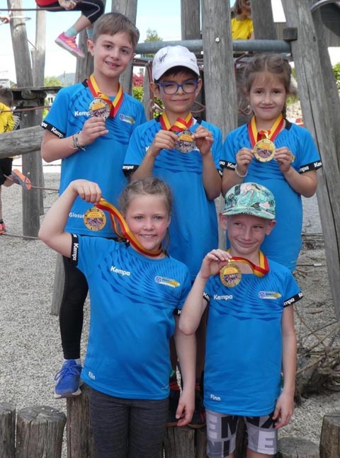 Die Mädchen und Knaben aus Stein, die mit einer Medaille belohnt wurden. Fotos: zVg