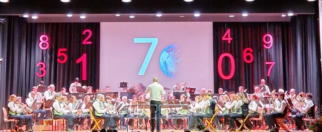 Musikgesellschaft und Jugendmusik Möhlin gemeinsam auf der Bühne. Foto: zVg