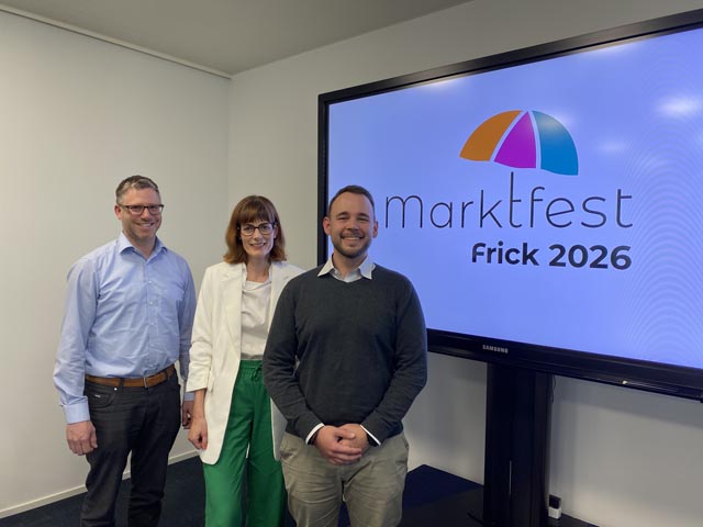 Von links: Fabian Friedli (Verpflegung), Nicole Schnetzler (Logo) und OK-Präsident Andreas Bürgi orientierten erstmals über das Marktfest in Frick und präsentierten das Logo dazu. Foto: Sonja Fasler 