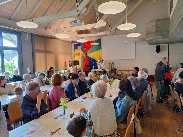 Festgottesdienst im Pfarreizentrum Schallen. Foto: Edith Keller