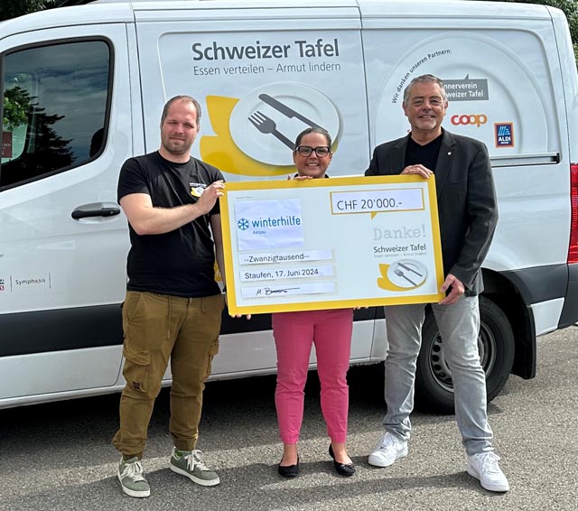 Die ‚Schweizer Tafel‘ hat einen neuen Standort im aargauischen Staufen. Standortleiter Markus Müller (links) und der Geschäftsleiter Marc Ingold (rechts) durften den grossen Check über 20 000 Franken aus den Händen der Präsidentin der Winterhilfe Aargau, Martina Bircher, entgegennehmen. Foto: zVg