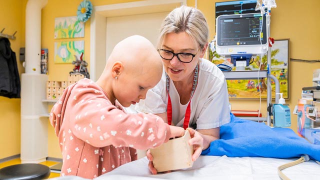 Durch die gute Vorbereitung und Begleitung erleben Kinder die Bestrahlung am Zentrum für Protonentherapie des PSI meist ohne Angst. Foto: ©Paul Scherrer Institut PSI/Markus Fischer