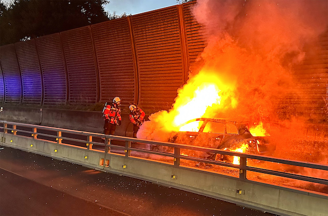 Zunzgen BL / Autobahn A2: Fahrzeugbrand erfordert Feuerwehreinsatz