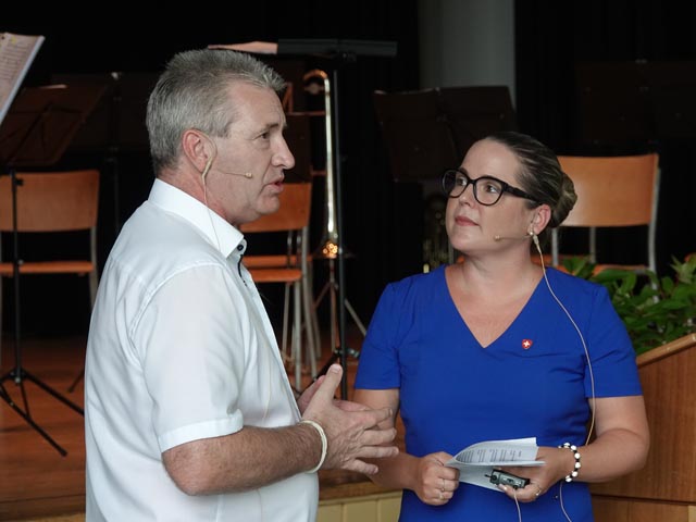 Gemeindeammann Daniel Suter mit Festrednerin Martina Bircher in Frick. Foto: Peter Schütz