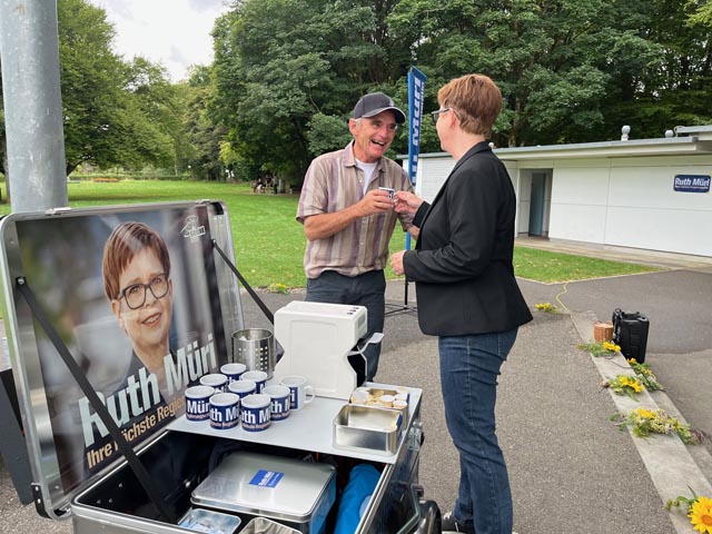 Am 6. September ist «Usestuehlete» mit Ruth Müri in Rheinfelden. Foto: zV