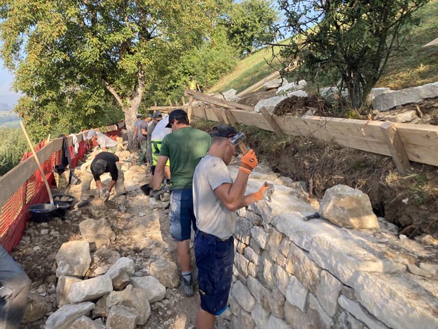 Eine von fünf zerfallenen Mauern wurde fachgerecht von Hand wieder aufgebaut. Foto: © Jurapark Aargau