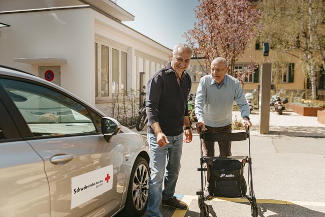 Der Rotkreuz-Fahrdienst ist eines der bekanntesten Hilfsangebote des SRK Kanton Aargau. Jährlich fahren Rotkreuz-Freiwillige Menschen, die auf Begleitung angewiesen sind, zu ihren medizinischen Terminen. Im Jahr 2023 absolvierten sie über 118 000 Fahrten. Foto: zVg