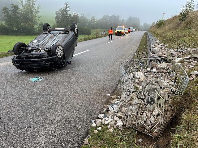Zuzgen: Auto prallt in Stützmauer und überschlägt sich