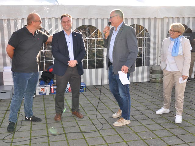 An der hela-Eröffnung (von links): hela Präsident Raffael Blaser, Bürgermeister Ulrich Krieger, Stadtammann Herbert Weiss, Franziska Bircher (Präsidentin Gewerbe region Frick-Laufenburg). Foto: Jörg Wägli