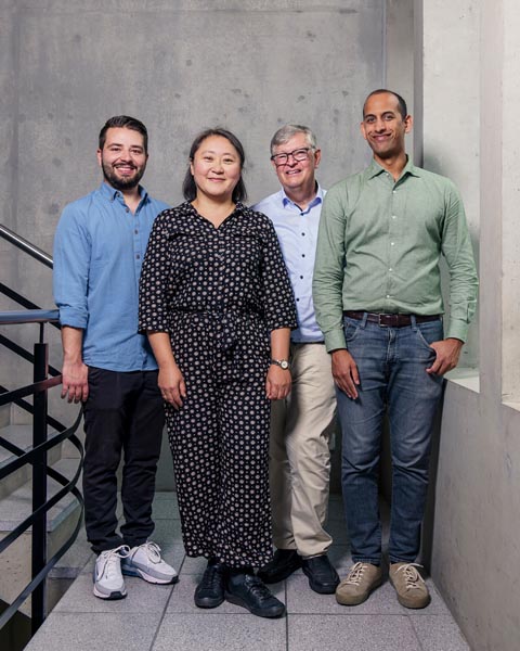 Forschende des PSI Center for Life Sciences arbeiten daran, Medizin mithilfe von Lichtschaltern für Zellen möglich zu machen: Oliver Tejero und Letztautorin Ching-Ju Tsai, Gebhard Schertler und Matthew Rodrigues (von links nach rechts). © Paul Scherrer Institut PSI/Mahir Dzambegovic