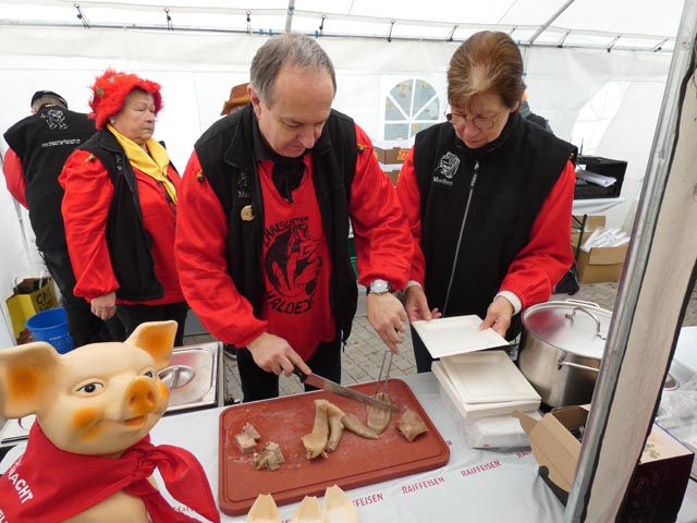 Traditionelles Säu&shy;schwänzli-Ässe. Fotos: Jörg Wägli