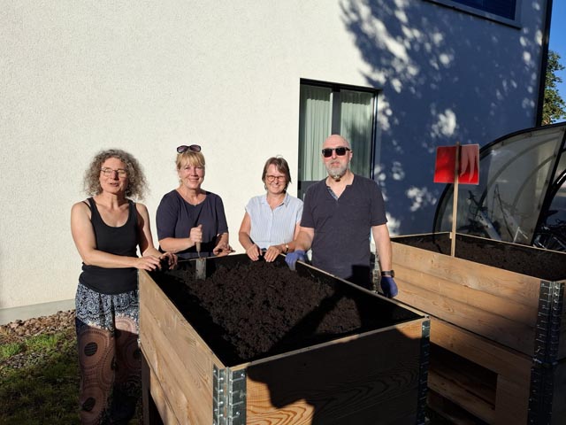 Beim Aufbau der Hochbeete in Eiken, von links Sandra Lehner, Petra Schumacher, Susanne Schauli-Tungprasert und Michael Bittner. Foto: zVg