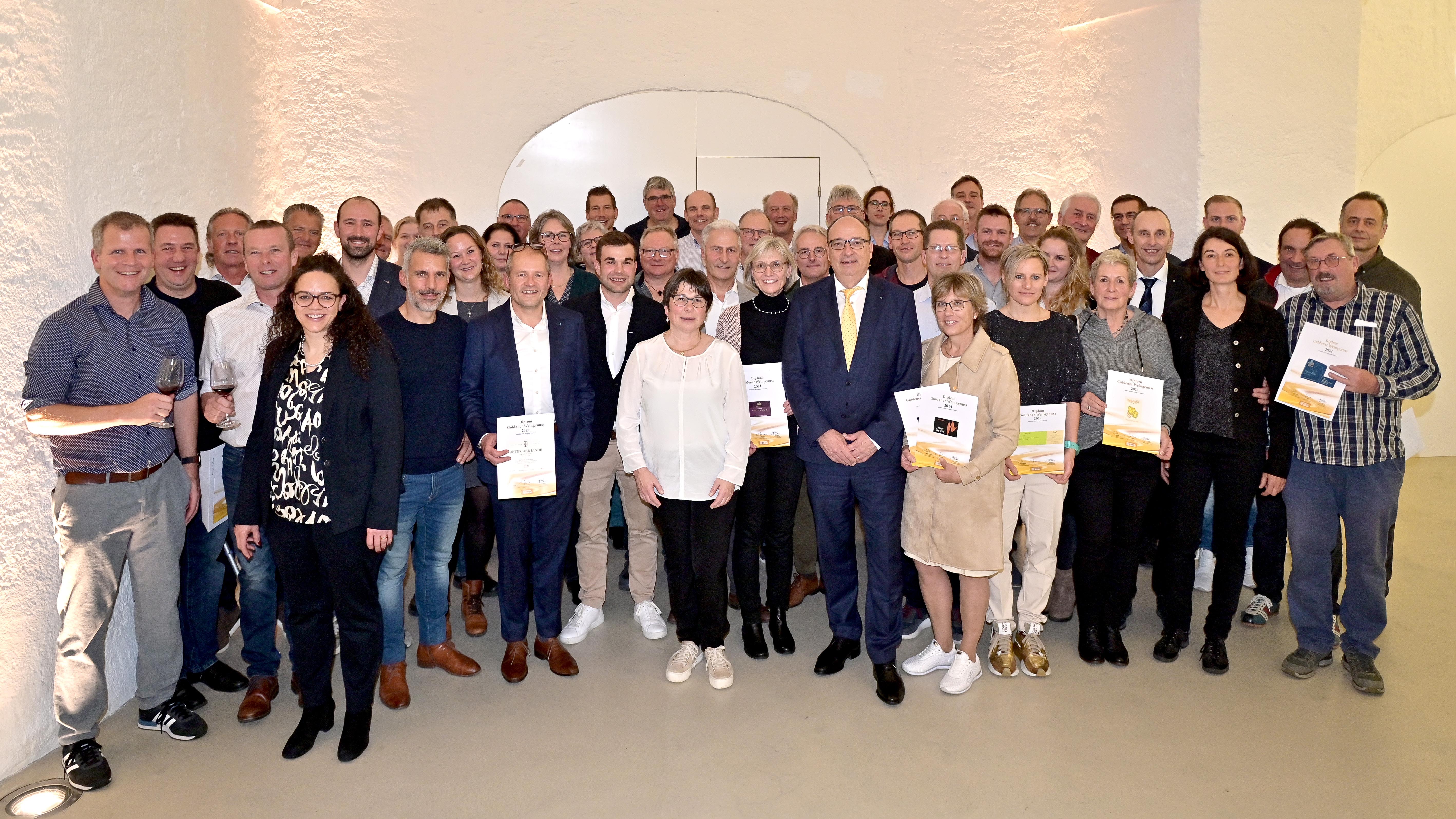 Die geehrten Winzerinnen und Winzer mit Regierungsrat Markus Dieth in der Mitte. Foto: zVg