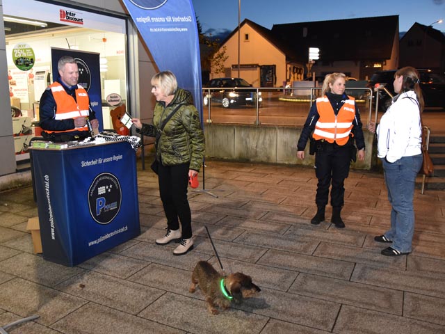 Jennifer Schmid und Sebastian Schmid von der Polizei Oberes Fricktal im Gespräch mit Passanten. Foto: Jörg Wägli