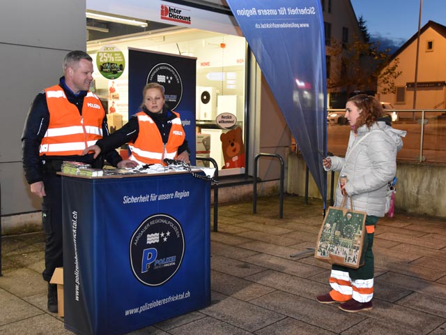 Jennifer Schmid und Sebastian Schmid von der Polizei Oberes Fricktal im Gespräch mit einer Passantin. Foto: Jörg Wägli