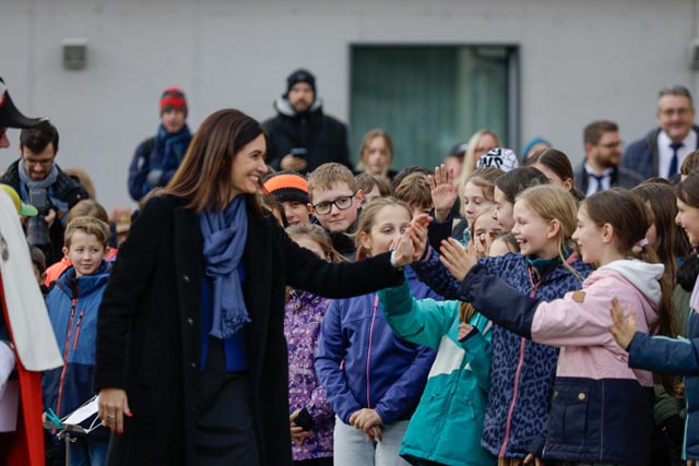 Maja Riniker begrüsst die Schülerinnen und Schüler des Schülerchors in Murgenthal.  Foto: © Kanton Aargau, Chris Iseli