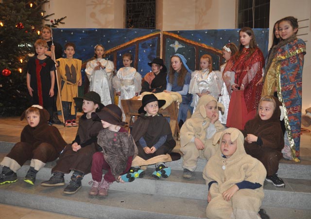 Die Sonntagsschulkinder führten ein herzerwärmendes Weihnachtsspiel auf. Foto: Franz Wülser