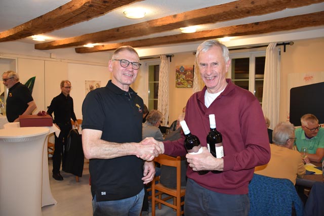 10 Jahre Fähndrich in der Männerriege (von links): Silvan Erni (Vorstand), Peter Hufschmid (10 Jahre Vereinszugehörigkeit). Foto: zVg 