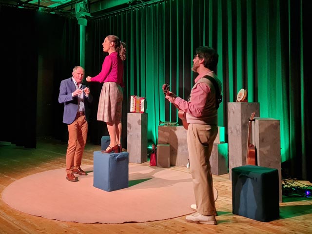 Auch «Wunderübungen» scheitern: Szenen einer Ehe und der verzweifelte Versuch der Rettung. Viel Menschen- und Beziehungskenntnis mit Augenzwinkern auf die SteinliChäller-Bühne gebracht vom Trio Zapzarap. Foto: zVg