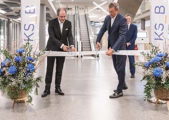 m Gleichklang das Band durchgeschnitten: CEO Adrian Schmitter (links) und Verwaltungsratspräsident Daniel Heller eröffnen den KSB-Neubau bei einer kleinen Zeremonie. Foto: zVg