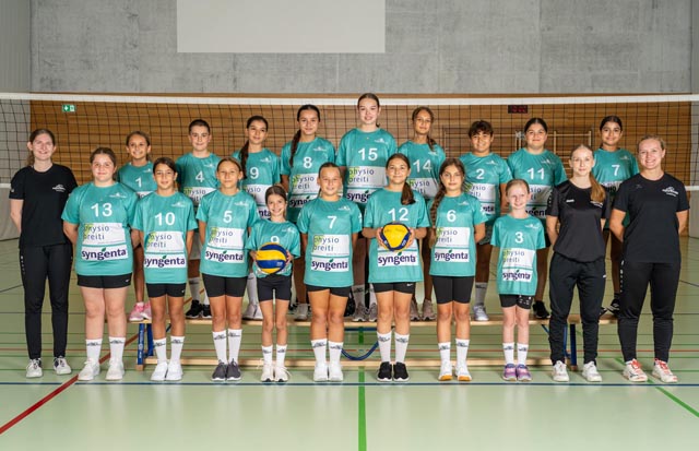  Bild: Die U14 haben grosse Fortschritte im Laufe der Saison gemacht. Hinten v.l.: Amy Mira Stalder, Andrea Gregorio, Dora Daouas, Monia Studer, Julita Wojakiewicz, Leyla Stalder, Maria Versienti, Rana Yavuz, Solin Altanay. Vorne v.l.: Vanessa Frey (Trainerin), Anna Wolf, Meryem Colakoglu, Nicole Klossner, Medina Memedi, Mia Pavlovic, Ela Ipek Elkiran, Ariana Schäufele, Marika Magolan, Lara Kym (Assistenztrainerin), Analea Apelt (Trainerin). Foto: Mimmo