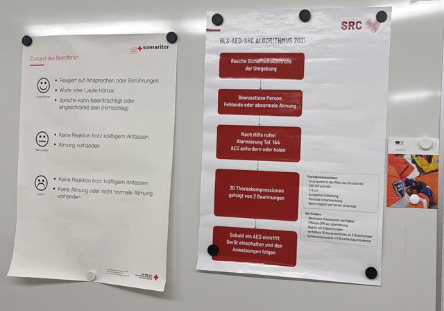 Kursplakate im Vereinslokal der Samariter, darunter der BLS-AED-SRC- Algorithmus 2021. Foto: Lilia Staiger