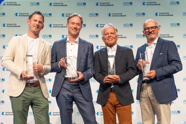 Die Siegerunternehmen des Aargauer Unternehmenspreises 2025: v.l. Cyrill Delfosse, Delfosse AG (Bestes Aargauer Unternehmen national), Christoph Zweifel, Zweifel Chips &amp; Snacks AG (Publikumspreis), Hans-Peter Dreier, Dreier AG (Leuchtturmpreis), Michel Wagner, Wagner Schriften AG (Bestes Aargauer Unternehmen regional). Foto: zVg