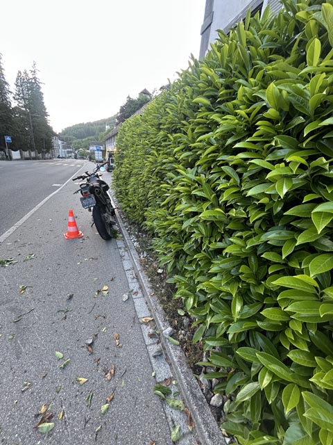 Aarburg: Motorradfahrer prallt in Hecke (Zeugenaufruf)