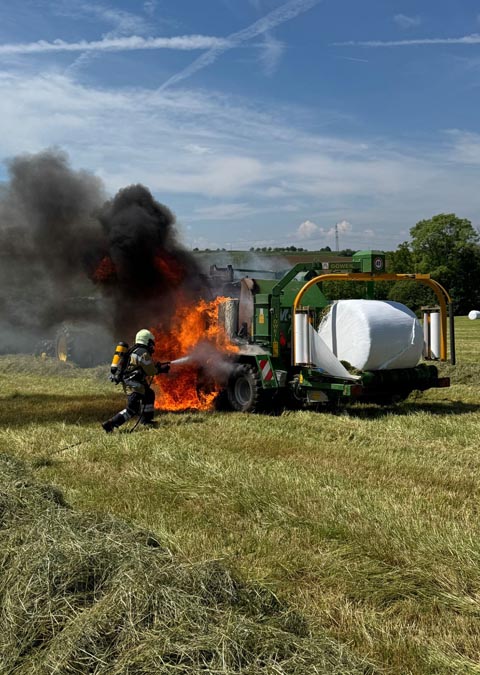 Anwil BL: Brand einer Ballenpresse erfordert Feuerwehreinsatz