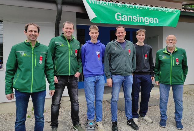Familie Moser aus Gansingen, Bruno Moser (rechts) mit seinen Söhnen und Enkeln, alle erfolgreich am Feldschiessen 2025. Foto: zVg