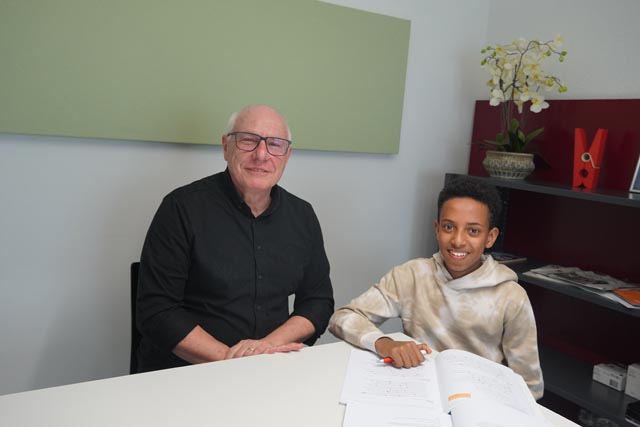 Entspanntes Lernumfeld: Didi und Iseyas beim gemeinsamen Lernen. Foto: SRK