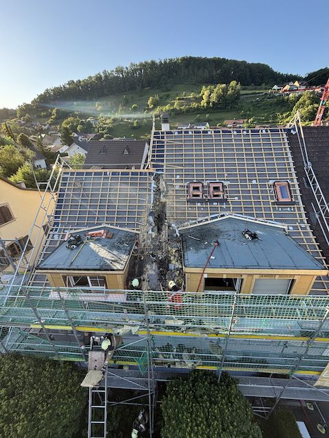 Ziefen BL: Brandausbruch in Mehrfamilienhaus erfordert Feuerwehreinsatz 