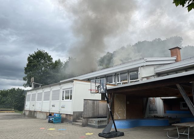  Diepflingen BL: Dachstockbrand in Schule erfordert Feuerwehreinsatz