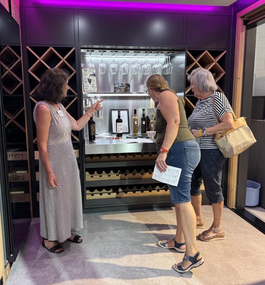 In den neuen Ausstellungsräume werden Konzepte für Küchen, Bäder, Ankleiden, Vinotheken und weitere Innenraumgestaltungen präsentiert. Foto: Lilia Staiger