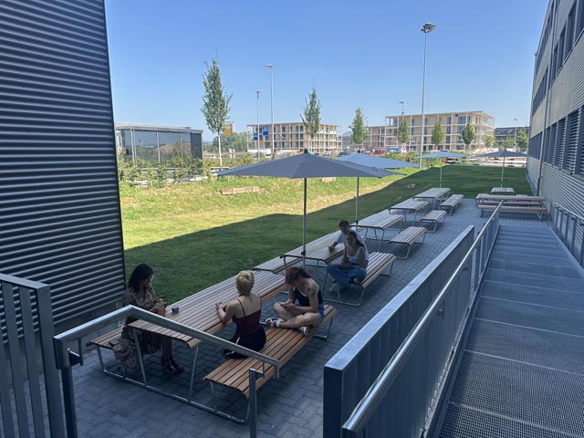 Auch für Sitzgelegenheiten im Aussenbereich ist gesorgt. Foto: Sonja Fasler