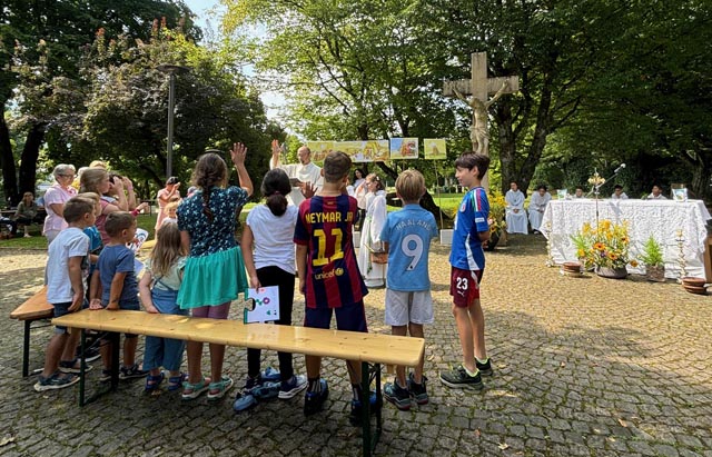 Gottesdienst im Grünen. Foto: zVg