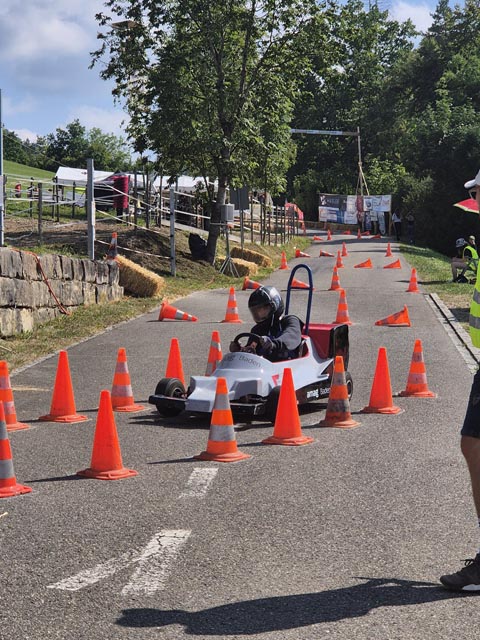 Die jungen Rennpilotinnen und -piloten kurvten teils waghalsig die Rennpiste hinunter. Foto: zVg
