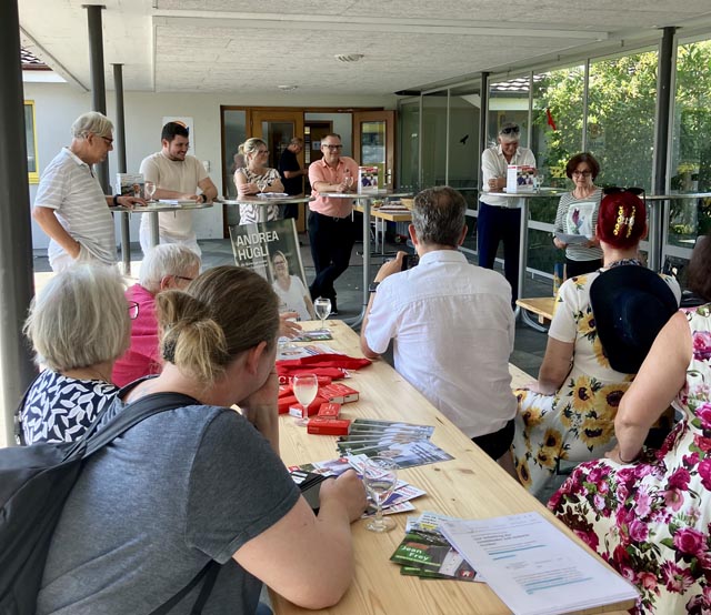 Die Kandidierenden werden von Marianne Grauwiler präsentiert (von links): Jean Frey (SVP), Dario Roth (FDP), Andrea Hügli (parteilos), Oliver Jucker (SP), Markus Zumbach (SP). Foto: A.R.