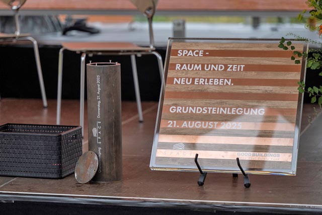 Zeitkapsel sowie Grundsteinplatte. Foto: zVg