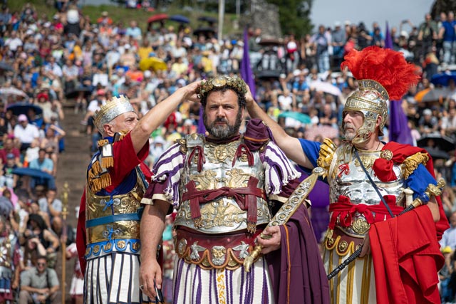 Der Kaiser mit seinem neu angefertigten Lorbeerkranz im Theater. Foto: © Augusta Raurica