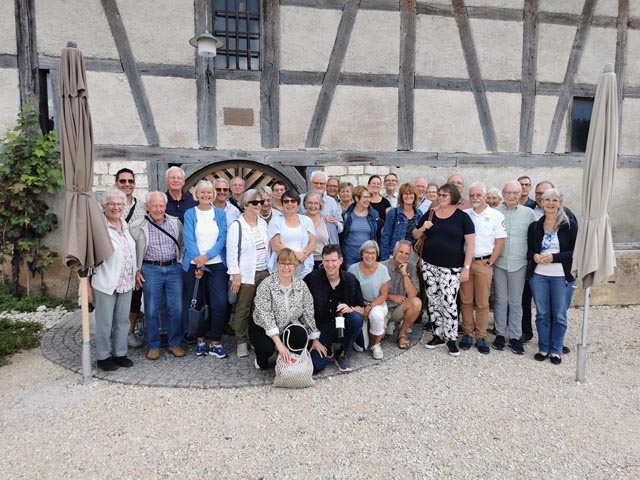  Gut gelaunt vor der eindrücklichen Bergtrotte Osterfingen. Foto: zVg