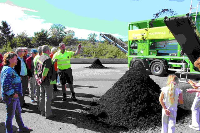Martin Leuenberger erklärt, wie der fertige Kompost maschinell gesiebt und von Fremdkörpern befreit wird. Foto: Dieter Deiss