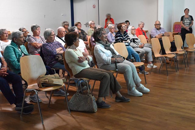 Daniela Lüscher bot den Anwesenden eine tierische Reise in den Busch. Foto: Marianne Füglistaller