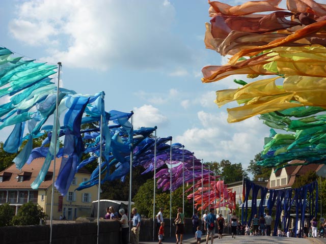 Die Rheinbrücke während der Brückensensationen 2009 mit der Installation aus Tüchern von Rud Witt