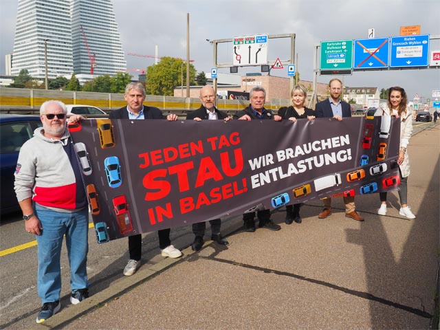 Die Petenten auf der Schwarzwaldbrücke (v.l.) Markus Haas, NQV Breite-Lehenmatt; Daniel Seiler, ACS beider Basel; Lukas Ott, TCS beider Basel; Hans-Peter Ebneter, NQV Oberes Kleinbasel; Tamara Hunziker, Gewerbeverband Basel-Stadt; Silvan Buchecker, Handelskammer beider Basel; Birgit Kron, TCS beider Basel. Foto: zVg