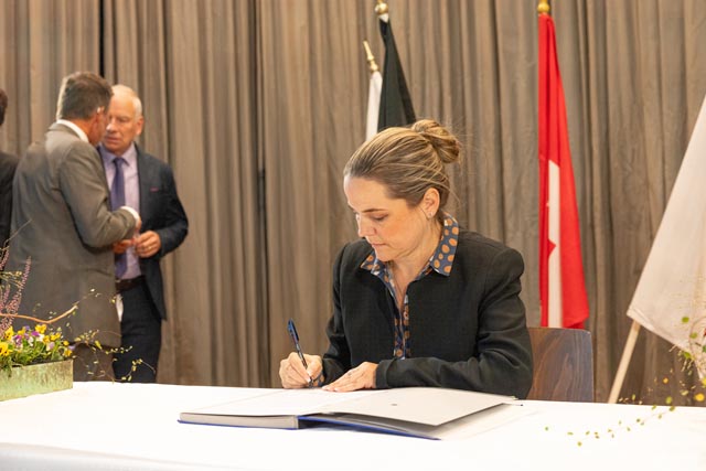 Der neue Römervertrag wird von Martina Bircher Regierungsrätin Aargau unterschrieben. Foto Augusta Raurica